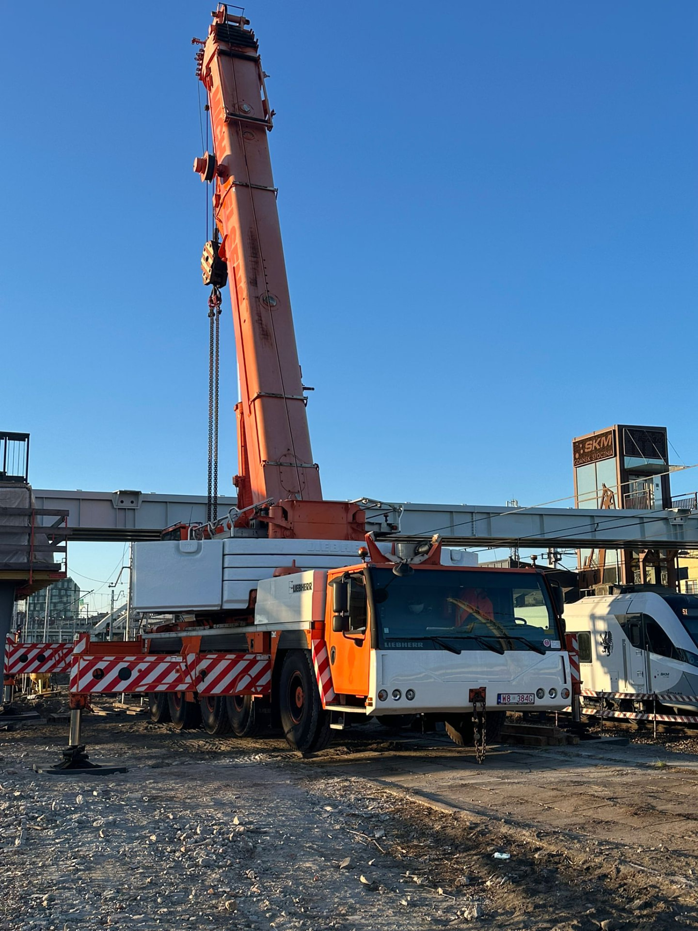Żuraw Liebherr z wysuniętym wysięgnikiem podczas prac przy wiadukcie