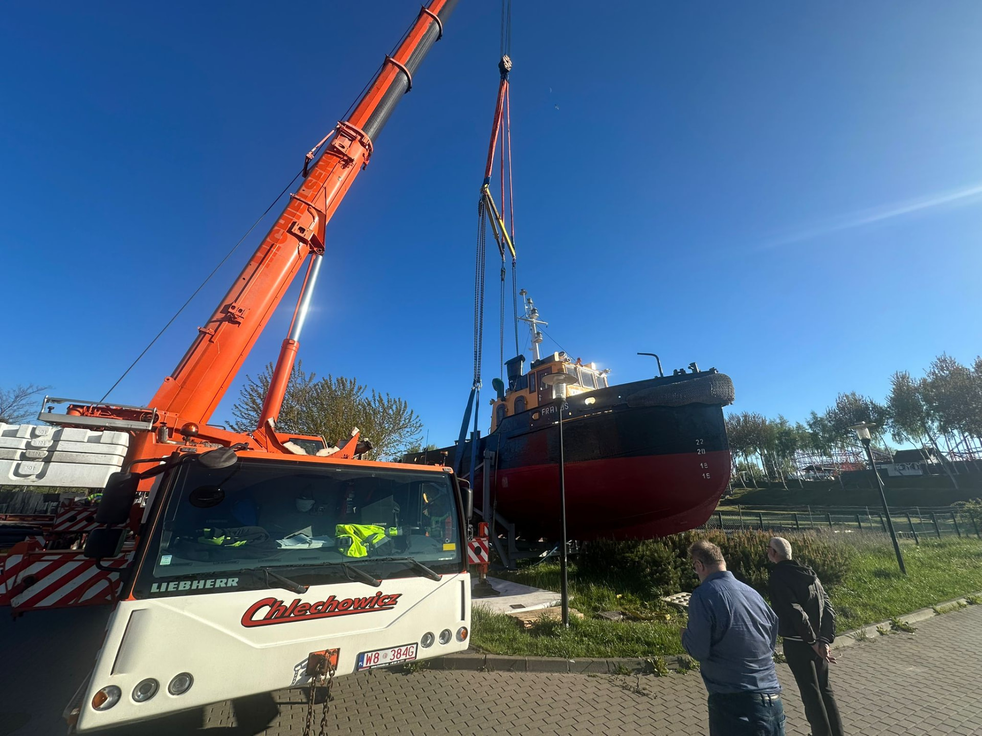 Żuraw Liebherr firmy Chlechowicz podczas przeładunku jednostki pływającej
