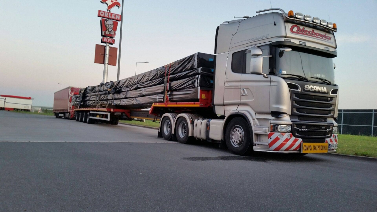 Niskopodwoziowy transport maszyn budowlanych i żurawi drogą krajową