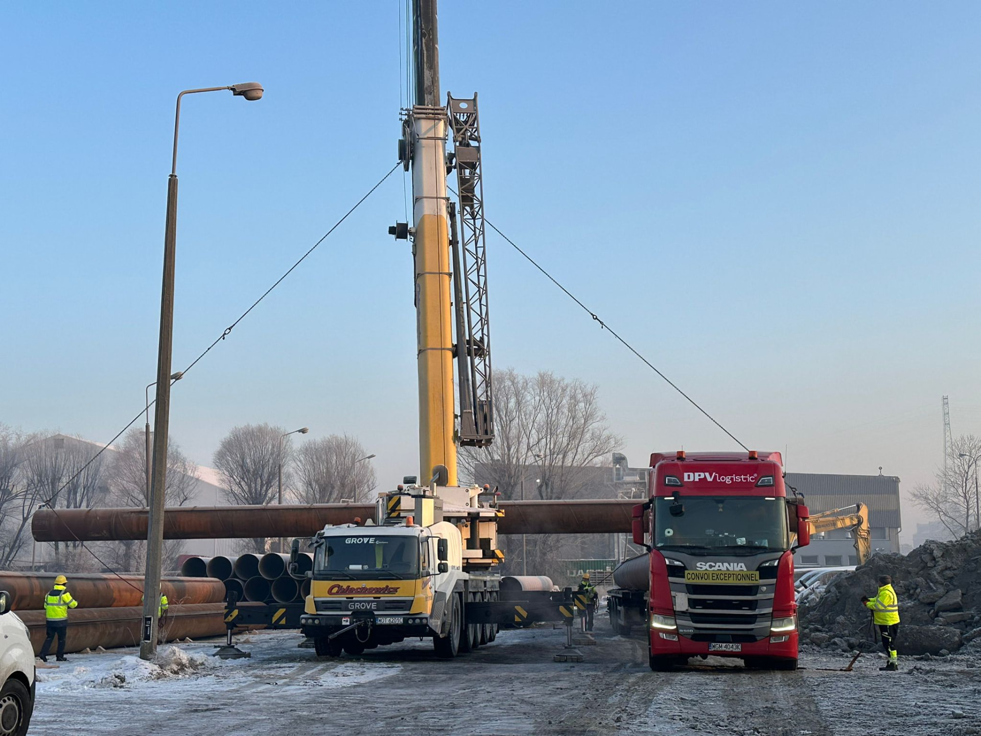 Żuraw Grove firmy Chlechowicz podczas pracy zimą przy rurach